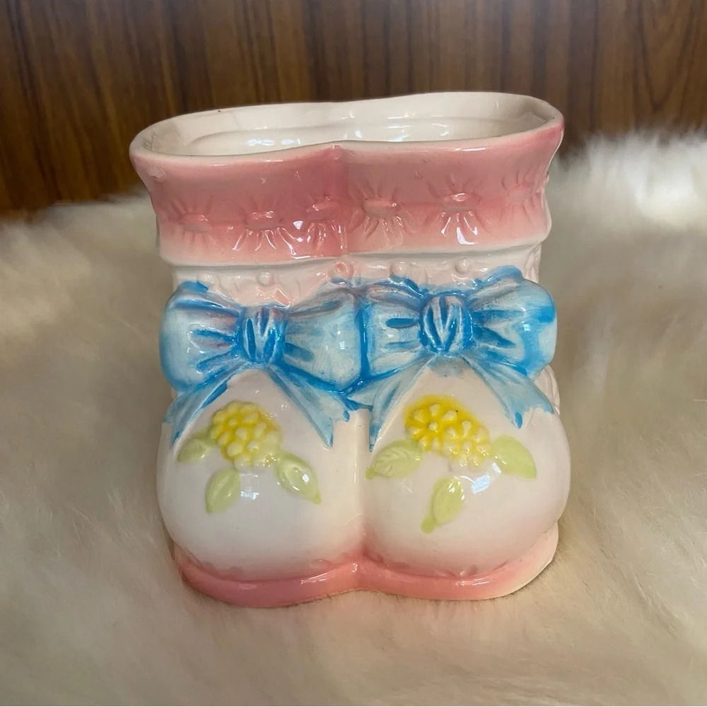 🛍️3/$30 Vintage pink & white  ceramic baby booties planter‎